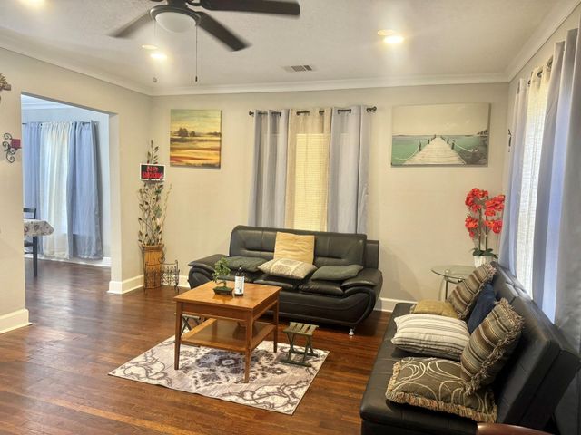 19 4th Avenue N, Texas City, TX 77590