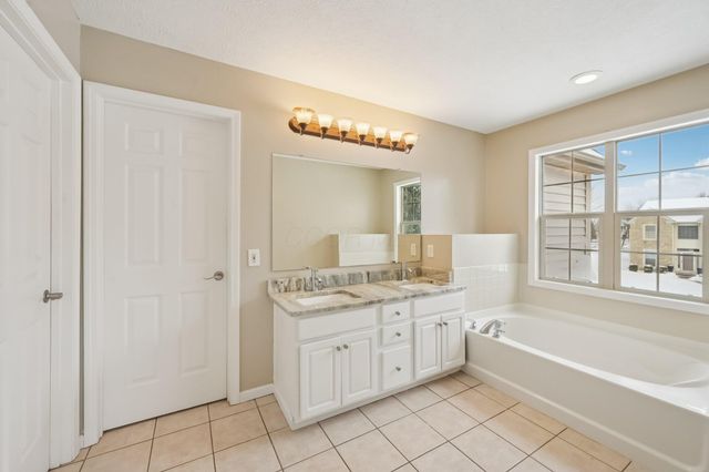 8949 Hickory View Street NW, Canal Winchester, OH 43110