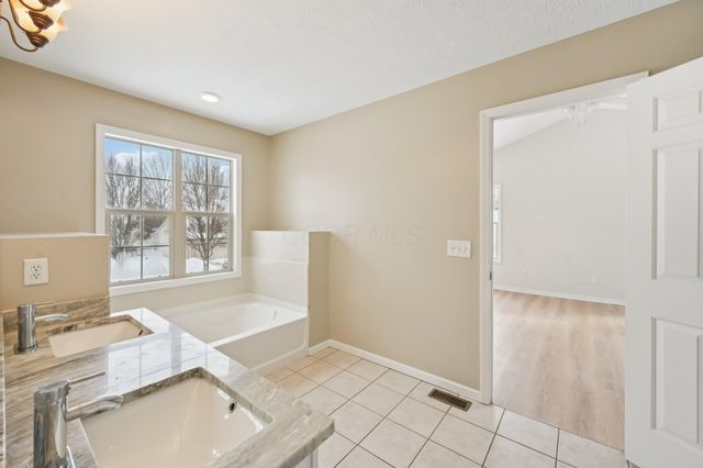 8949 Hickory View Street NW, Canal Winchester, OH 43110