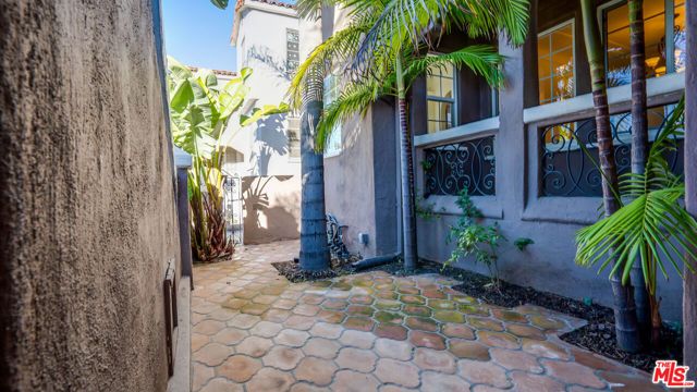 1306 S Longwood Avenue, Los Angeles, CA 90019
