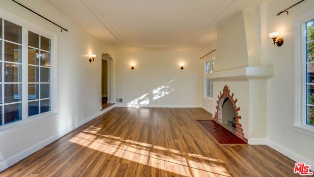 1306 S Longwood Avenue, Los Angeles, CA 90019