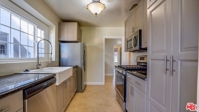 1306 S Longwood Avenue, Los Angeles, CA 90019