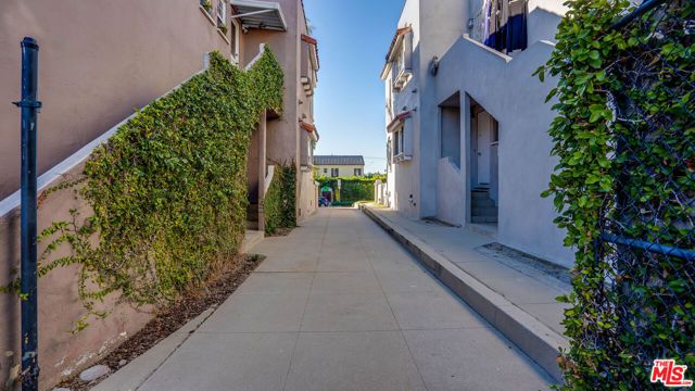 1306 S Longwood Avenue, Los Angeles, CA 90019