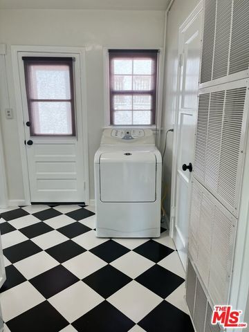 1306 S Longwood Avenue, Los Angeles, CA 90019