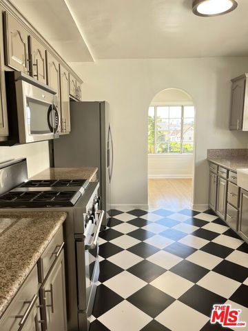 1306 S Longwood Avenue, Los Angeles, CA 90019