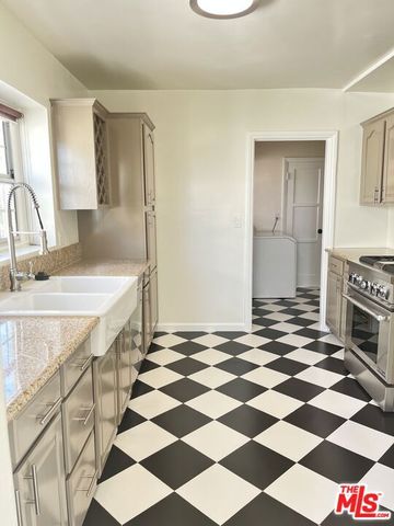 1306 S Longwood Avenue, Los Angeles, CA 90019