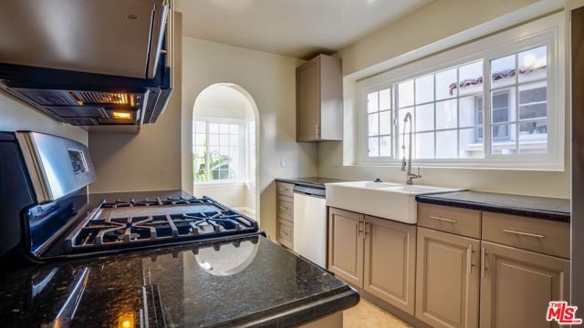 1306 S Longwood Avenue, Los Angeles, CA 90019