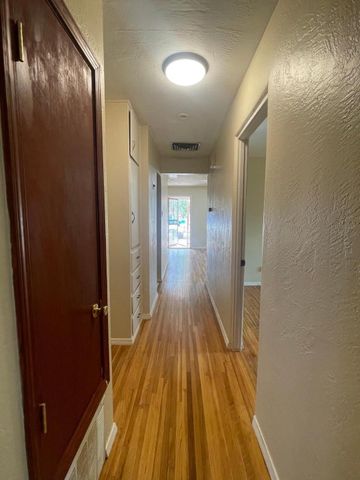 1025 Kentucky Street SE, Albuquerque, NM 87108