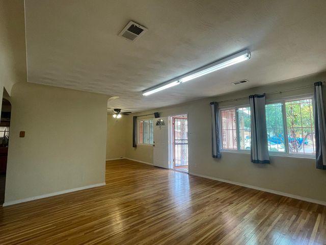 1025 Kentucky Street SE, Albuquerque, NM 87108