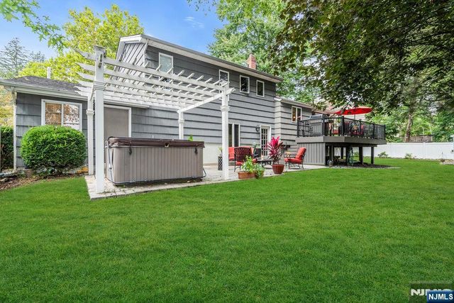 87 Greenbrook Place, Park Ridge, NJ 07656