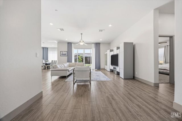 6618 Sycamore Wood Lane, Bakersfield, CA 93313