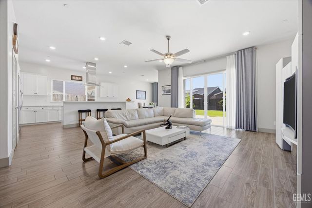 6618 Sycamore Wood Lane, Bakersfield, CA 93313