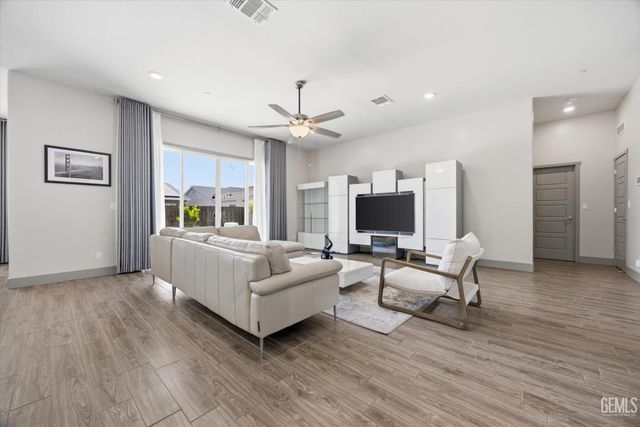 6618 Sycamore Wood Lane, Bakersfield, CA 93313