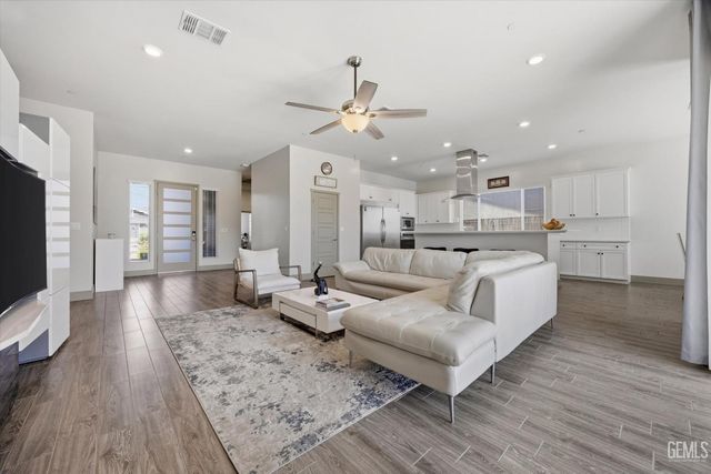 6618 Sycamore Wood Lane, Bakersfield, CA 93313