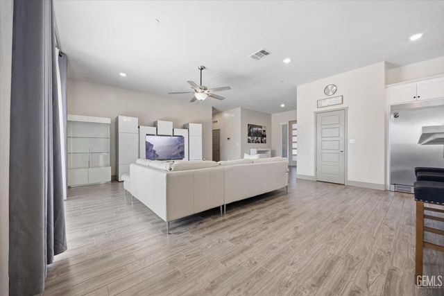 6618 Sycamore Wood Lane, Bakersfield, CA 93313