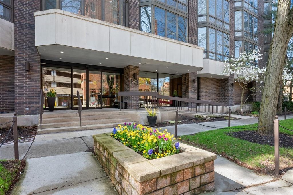 Image 2 of property listing at 522 Church Street 6C, Evanston, IL 60201