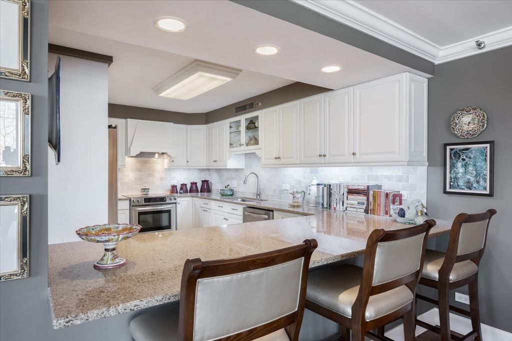 Image 13 of property listing at 522 Church Street 6C, Evanston, IL 60201