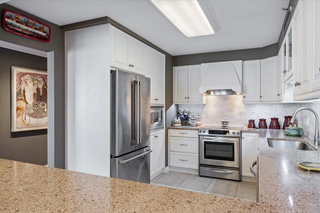 Image 14 of property listing at 522 Church Street 6C, Evanston, IL 60201