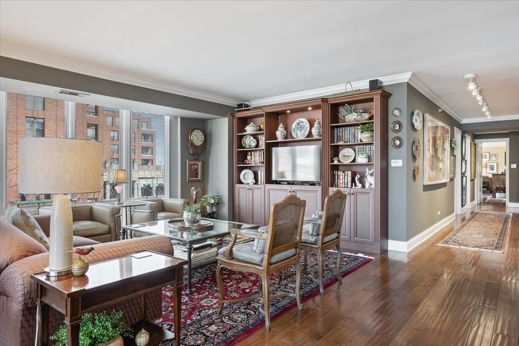 Image 16 of property listing at 522 Church Street 6C, Evanston, IL 60201