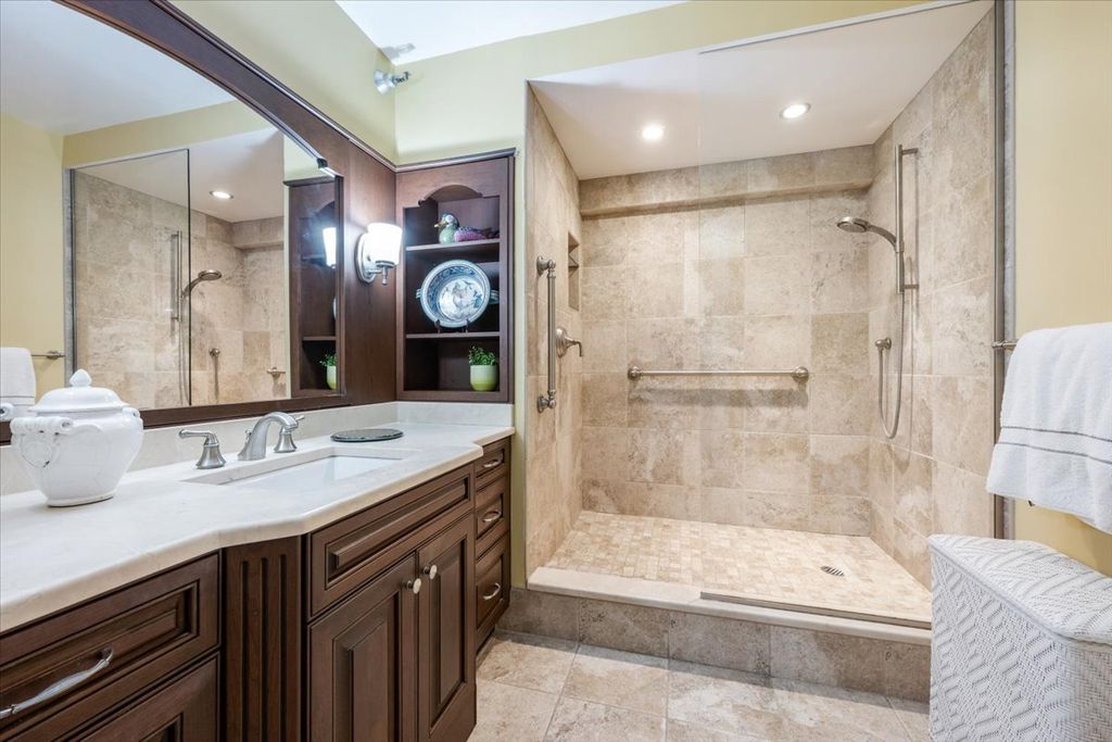 Image 18 of property listing at 522 Church Street 6C, Evanston, IL 60201