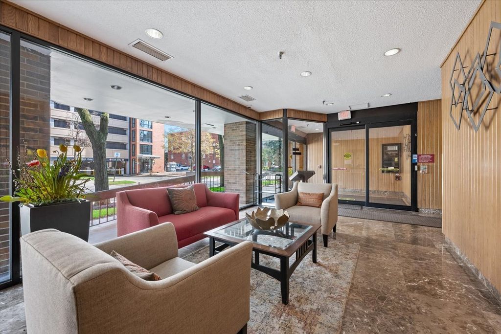 Image 3 of property listing at 522 Church Street 6C, Evanston, IL 60201