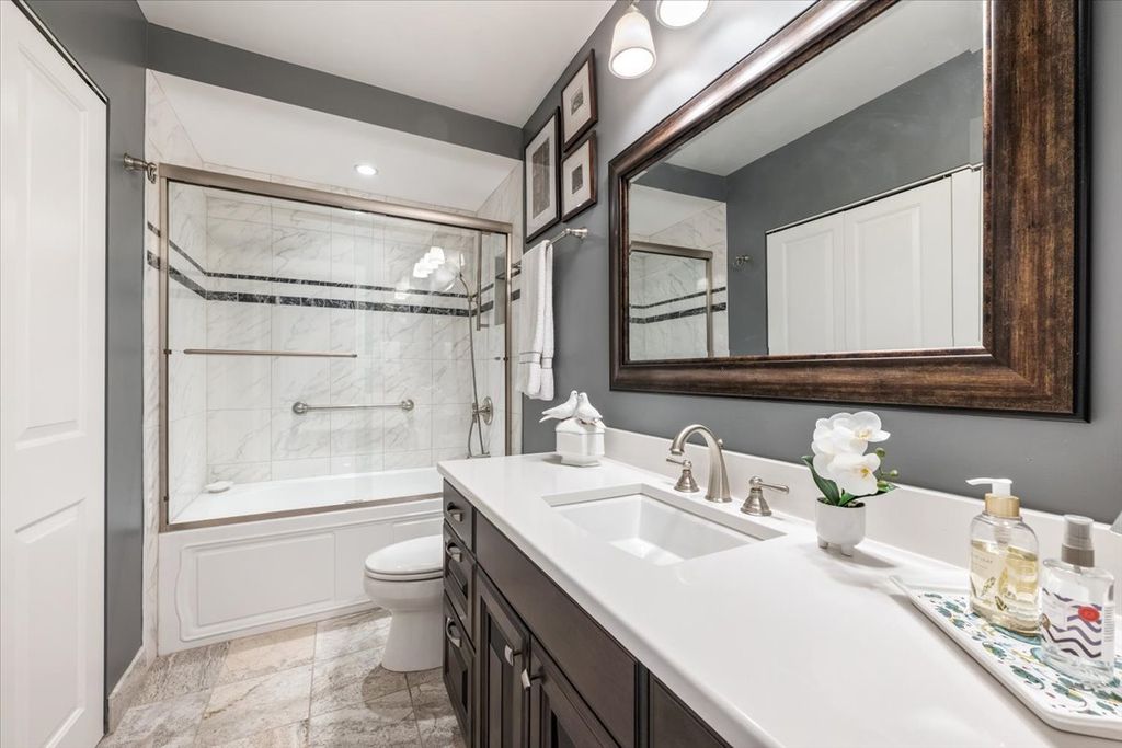 Image 21 of property listing at 522 Church Street 6C, Evanston, IL 60201