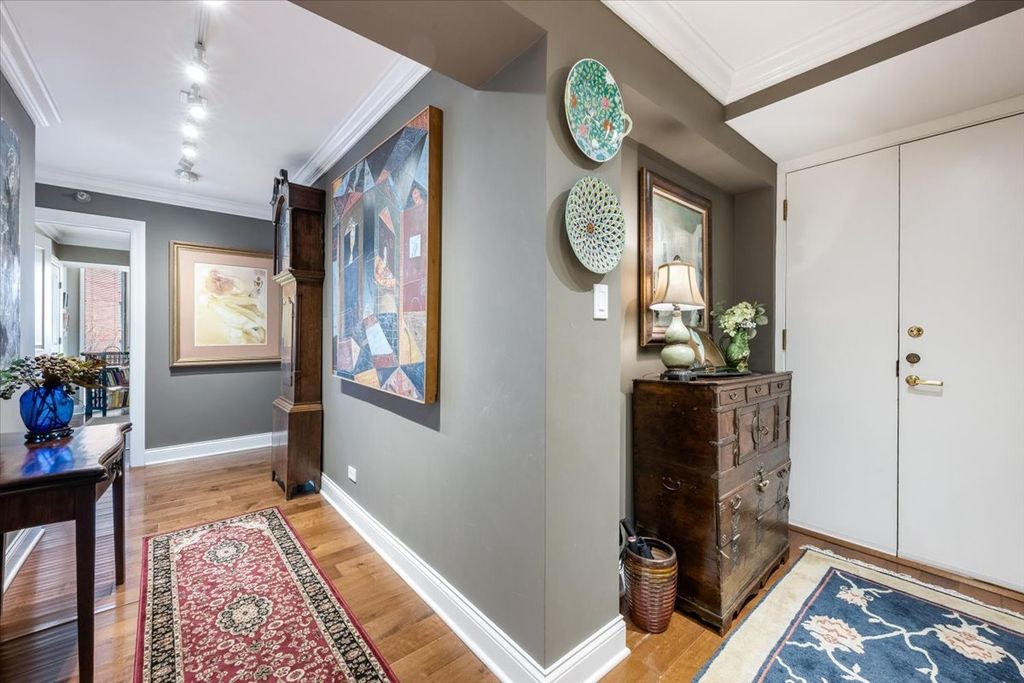 Image 5 of property listing at 522 Church Street 6C, Evanston, IL 60201
