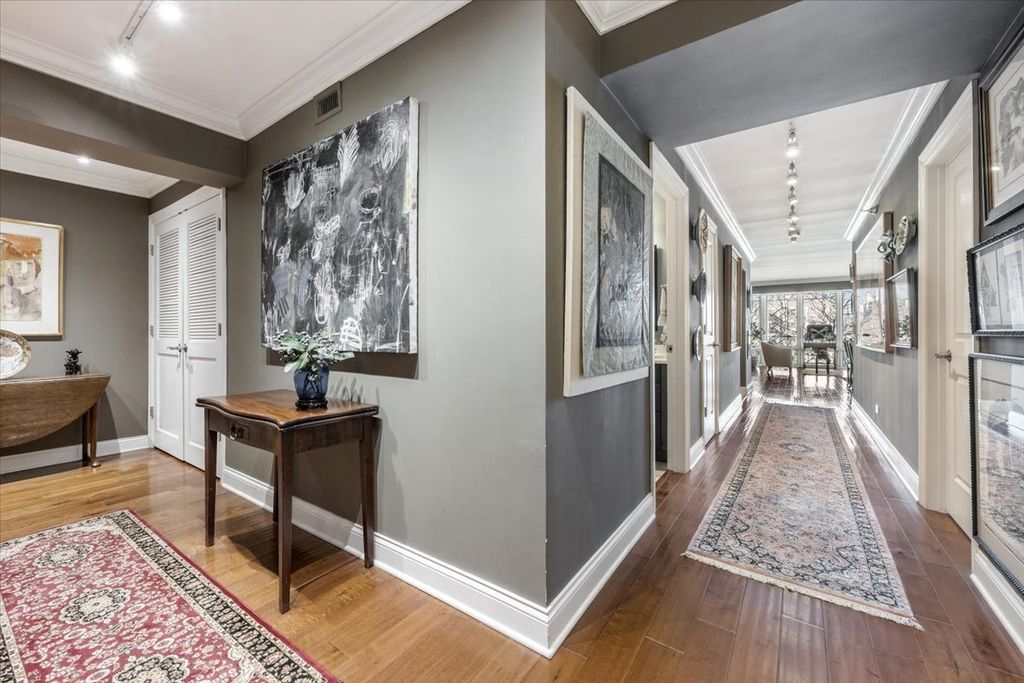 Image 6 of property listing at 522 Church Street 6C, Evanston, IL 60201