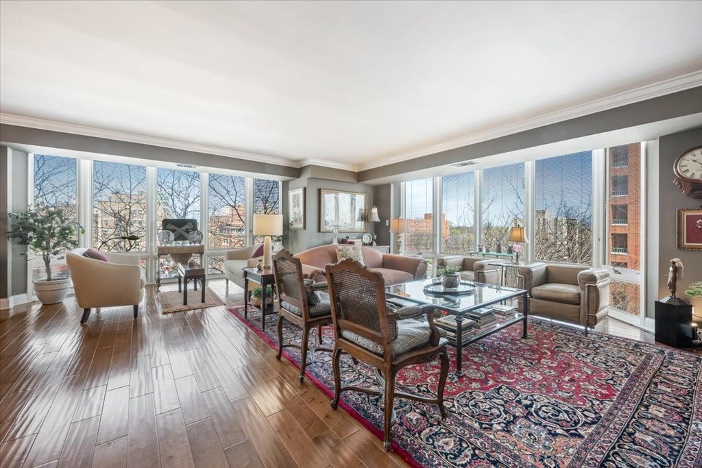 Image 7 of property listing at 522 Church Street 6C, Evanston, IL 60201