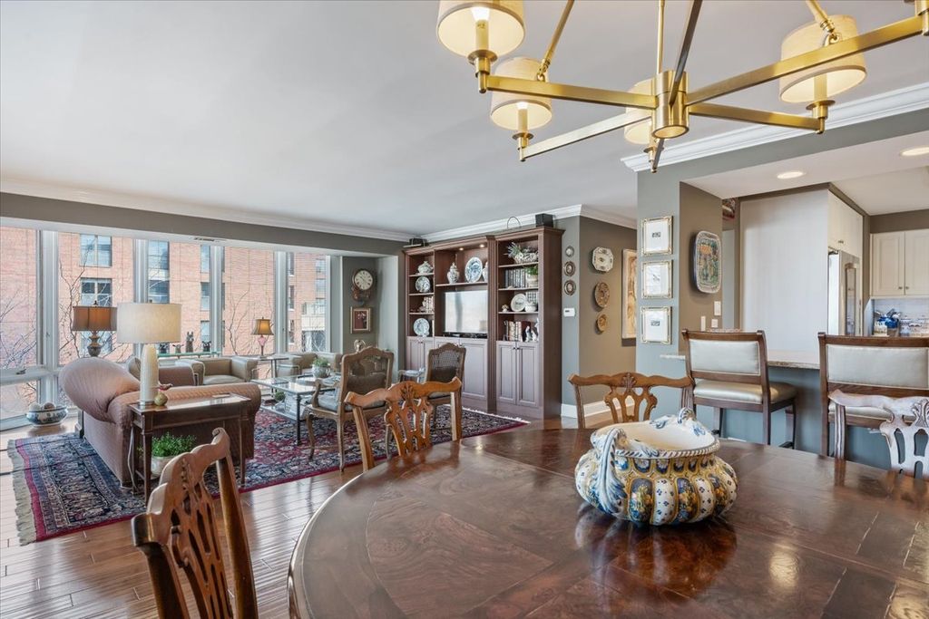 Image 10 of property listing at 522 Church Street 6C, Evanston, IL 60201