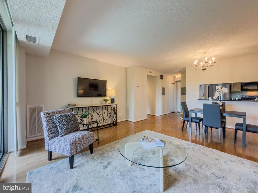 Image 10 of property listing at 5800 NICHOLSON LN #1-205, Rockville, MD 20852