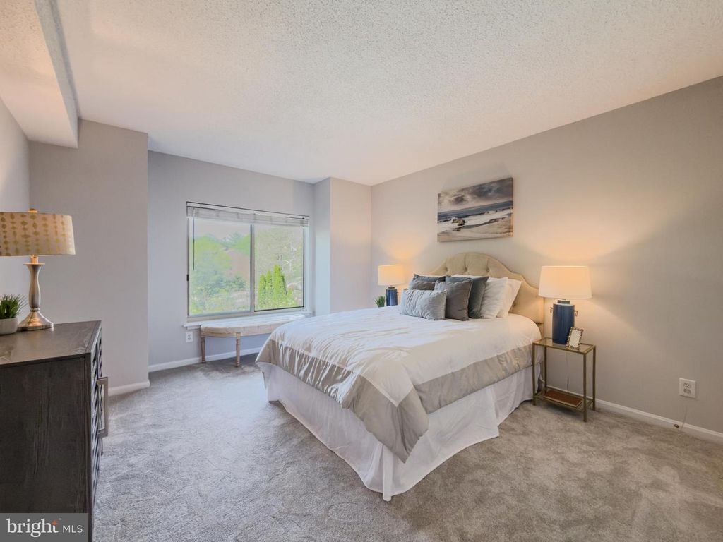 Image 12 of property listing at 5800 NICHOLSON LN #1-205, Rockville, MD 20852
