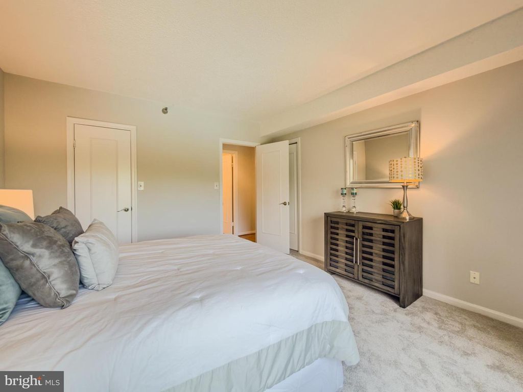 Image 14 of property listing at 5800 NICHOLSON LN #1-205, Rockville, MD 20852