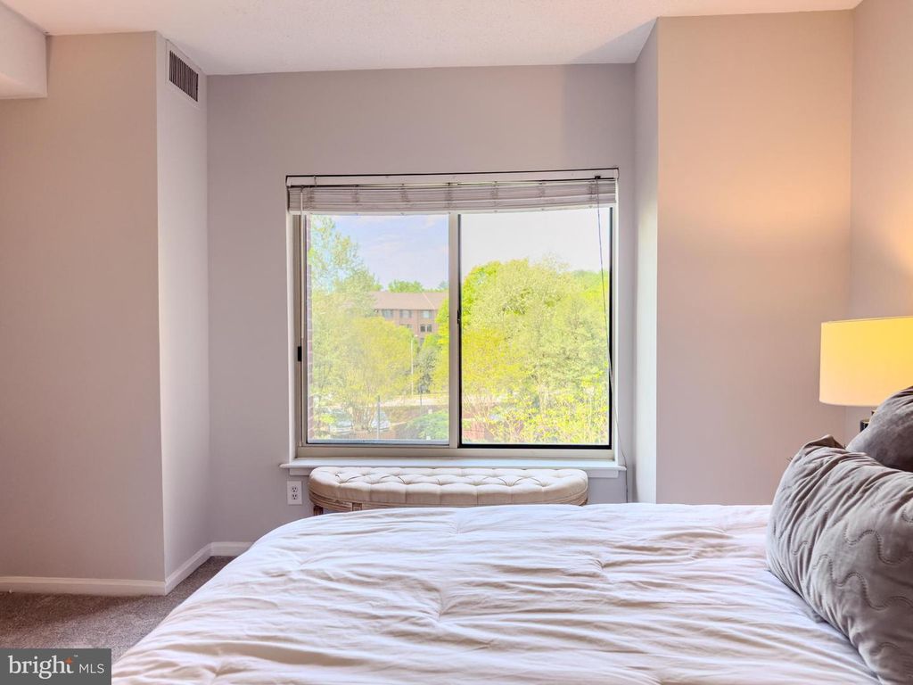 Image 15 of property listing at 5800 NICHOLSON LN #1-205, Rockville, MD 20852