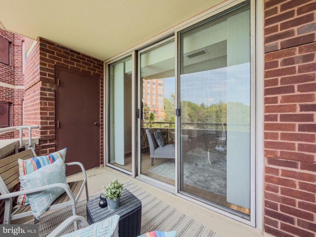 Image 16 of property listing at 5800 NICHOLSON LN #1-205, Rockville, MD 20852
