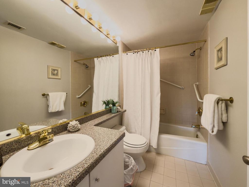Image 18 of property listing at 5800 NICHOLSON LN #1-205, Rockville, MD 20852