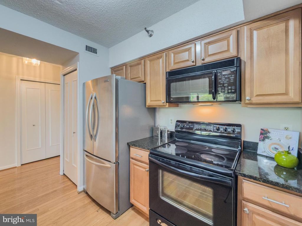 Image 2 of property listing at 5800 NICHOLSON LN #1-205, Rockville, MD 20852