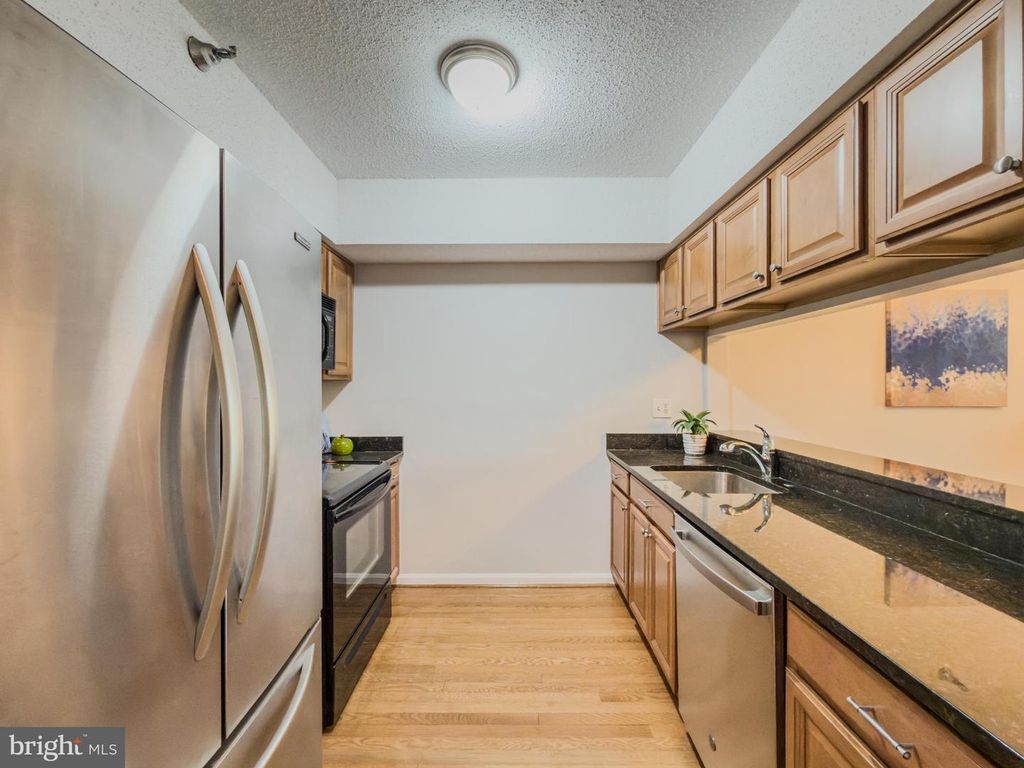 Image 3 of property listing at 5800 NICHOLSON LN #1-205, Rockville, MD 20852
