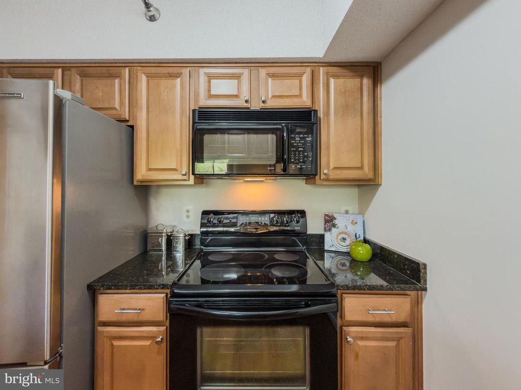 Image 4 of property listing at 5800 NICHOLSON LN #1-205, Rockville, MD 20852