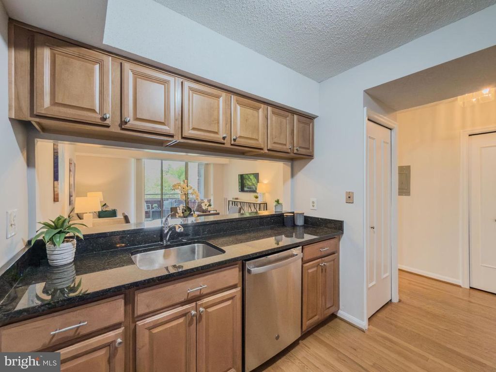 Image 5 of property listing at 5800 NICHOLSON LN #1-205, Rockville, MD 20852