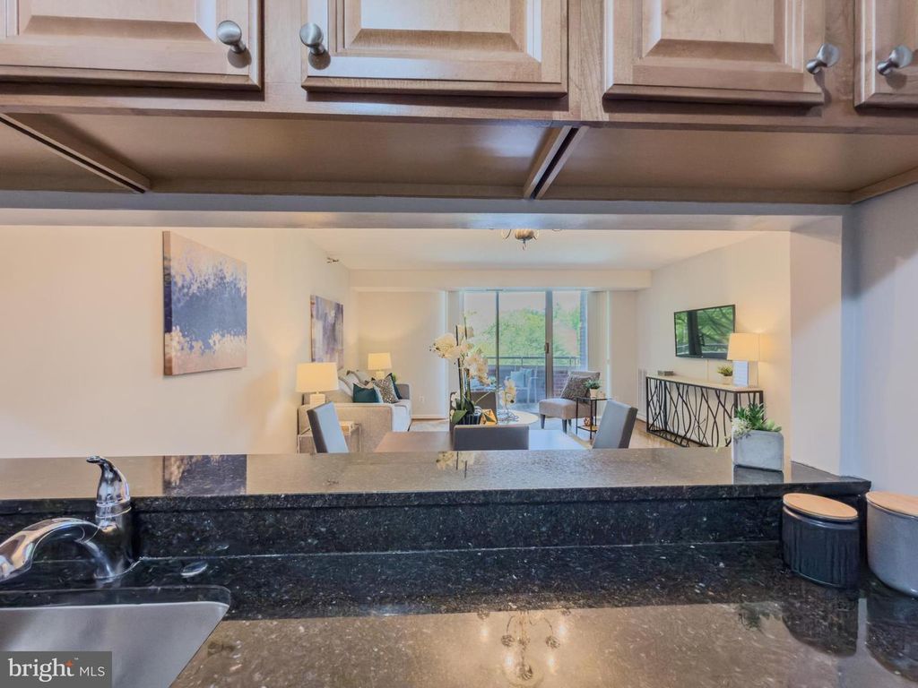 Image 6 of property listing at 5800 NICHOLSON LN #1-205, Rockville, MD 20852