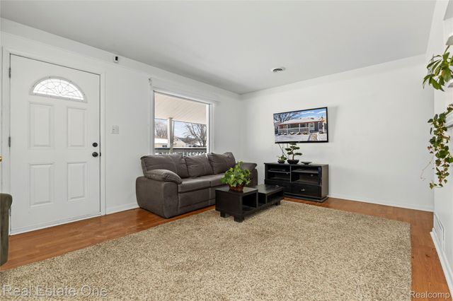 6141 Harrison Street, Garden City, MI 48135