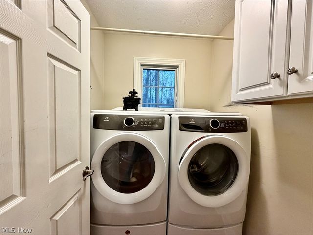243 Greenbriar Drive, Cortland, OH 44410