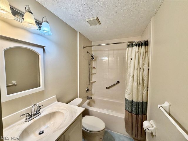 243 Greenbriar Drive, Cortland, OH 44410