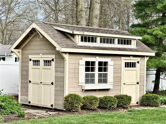 243 Greenbriar Drive, Cortland, OH 44410