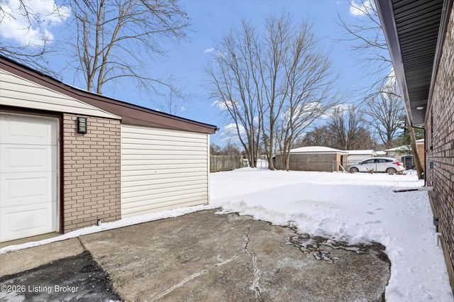 5305 Pyrus Ln, Louisville, KY 40258