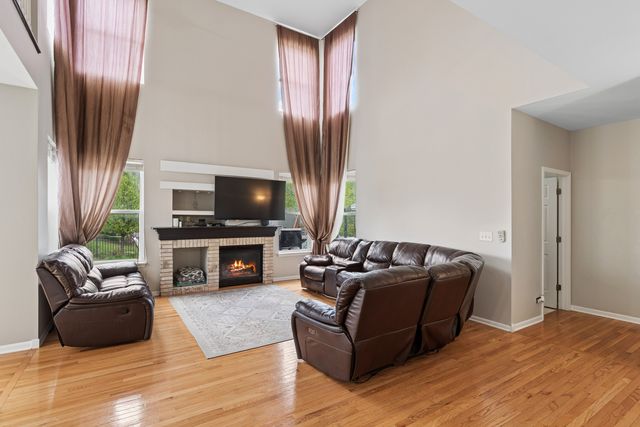 1013 Club Lake Drive, Antioch, IL 60002