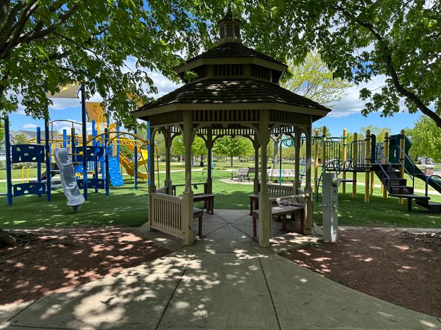 1013 Club Lake Drive, Antioch, IL 60002