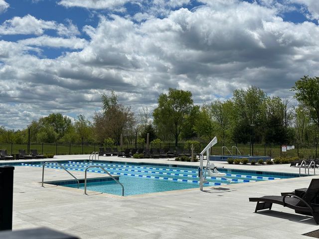 1013 Club Lake Drive, Antioch, IL 60002
