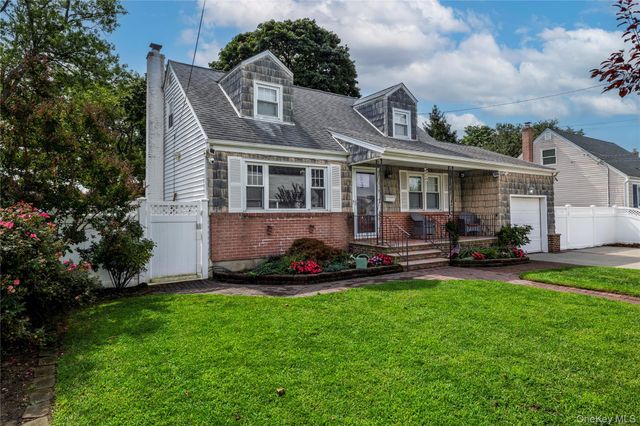 296 Heathcote Road, Lindenhurst, NY 11757